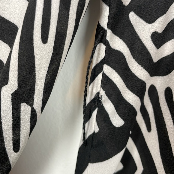 Trina Turk X Inc Zebra Print Tunic Top Pullover V Neck Kimono Sleeve Womens M - Picture 4 of 9